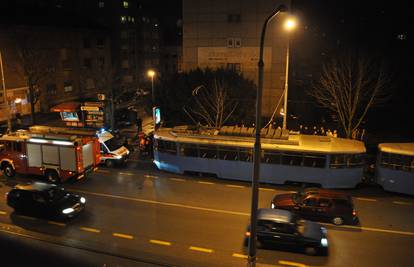 Tramvaj u Zagrebu uništio je BMW, pa je iskočio iz tračnica