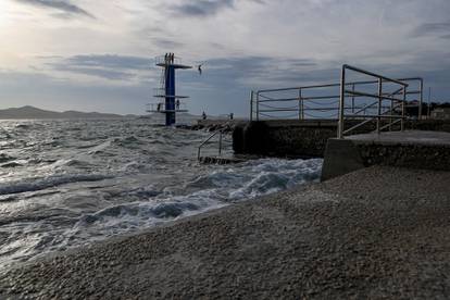 FOTO U Zadru sezona još traje! Turisti se zabavljali skokovima u more unatoč jakom jugu