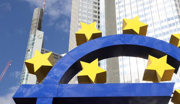 firo: 02.05.2020 City of Frankfurt, Euro-Skulptur is a two-piece work of art by Ottmar Hv? rl. The 14-meter-high and 50-ton neon sign shows a monumental blue euro sign, made up of twelve yellow stars