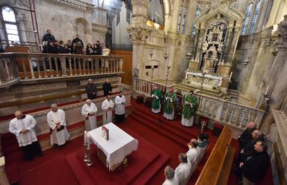 Hrvati manje vjeruju Crkvi, ali i sve manje vjernika ide na misu