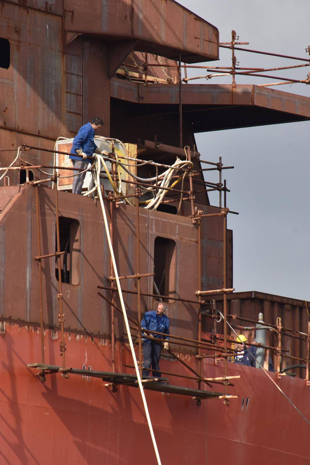 Pula: Priprema broda Santiago I za tegljenje u brodogradiliÅ¡te 3 Maj