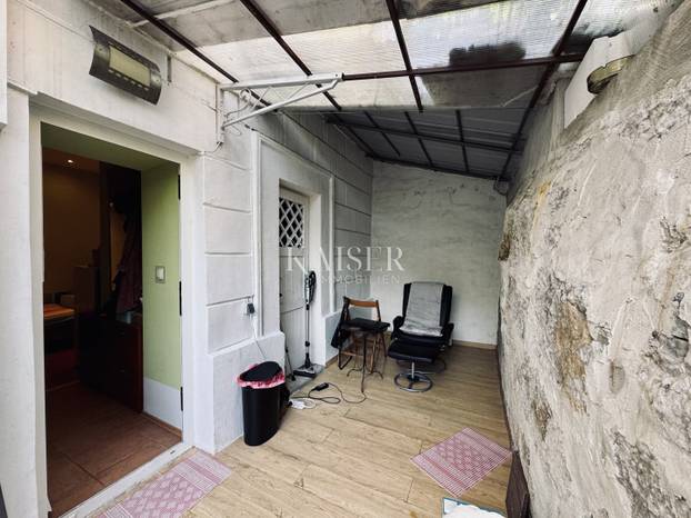 FOTO U Opatiji 13 kvadrata u suterenu prodaju za 129.000 €! Krevet je u kuhinji, a tu je i wc