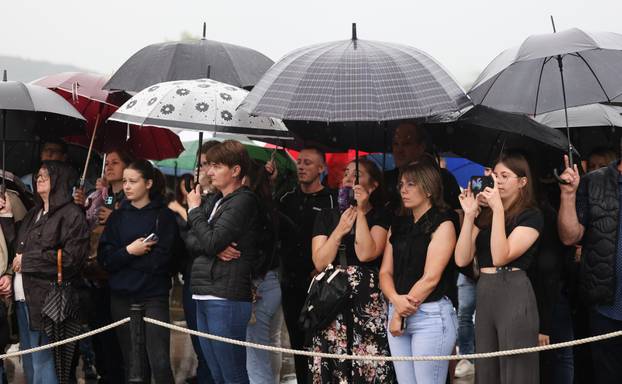 FOTO Suze i zagrljaji u Požegi: 900 novih ročnika položilo prisegu, među njima i 53 žene