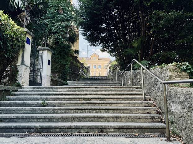 FOTO U Opatiji 13 kvadrata u suterenu prodaju za 129.000 €! Krevet je u kuhinji, a tu je i wc