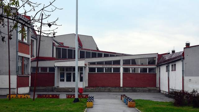Maloljetnik pucao u školskom dvorištu u Slavonskom Brodu