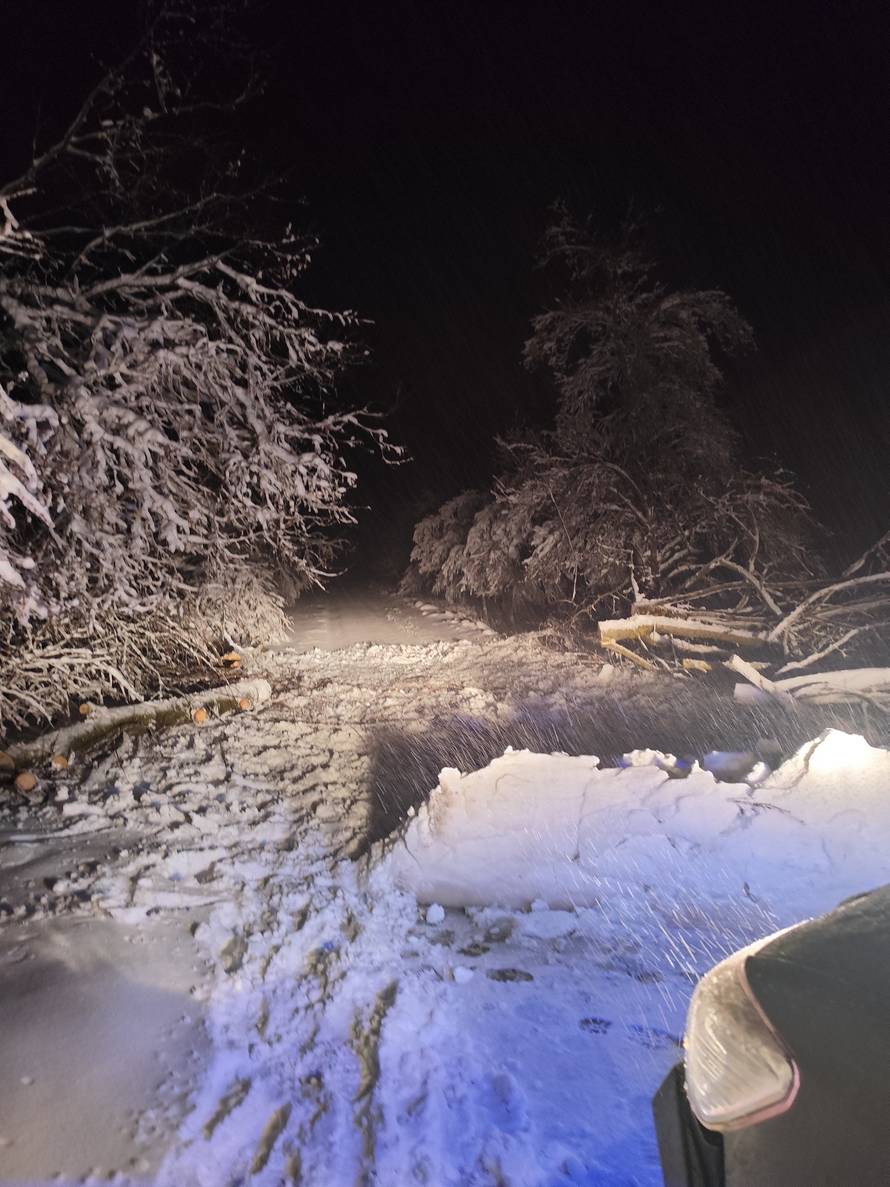 HGSS kod Plaškog spasio obitelj sa četvero djece: Zapeli su u snijegu te su ostali i bez goriva