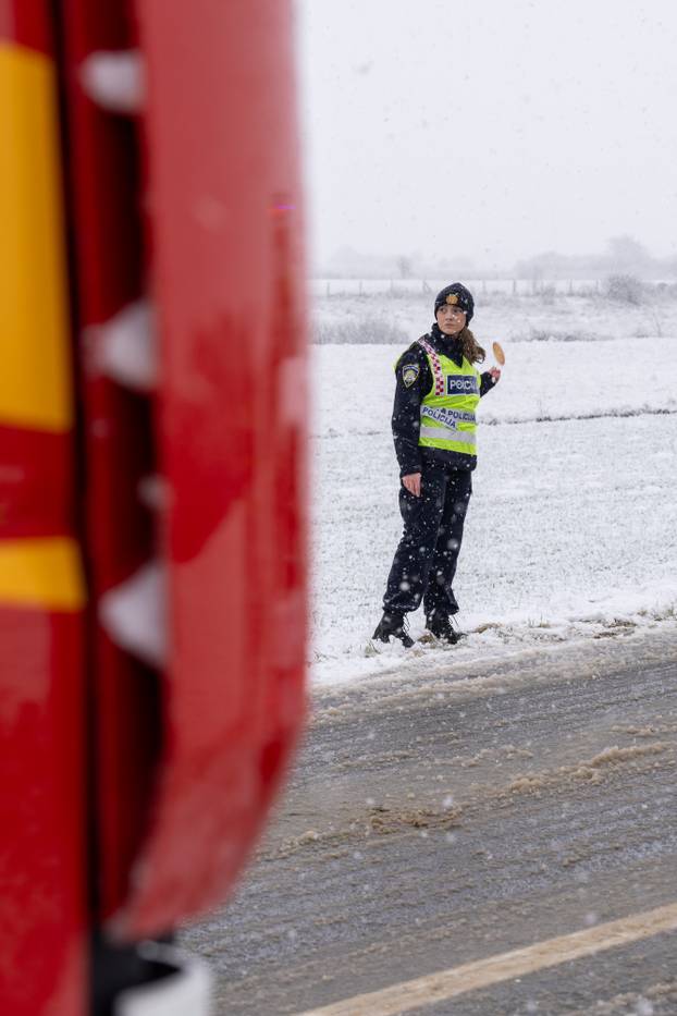 Otočac: Vatrogasci izvukli osobu koja je teretnim vozilom sletjela s ceste