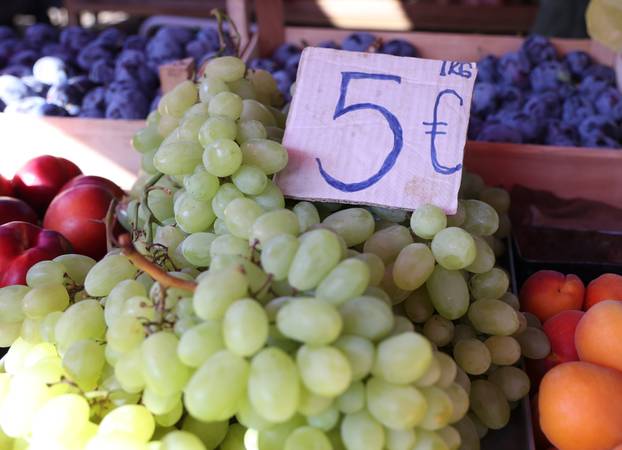 Šibenik: Bogata ponuda vo?a i povr?a na gradskoj tržnici