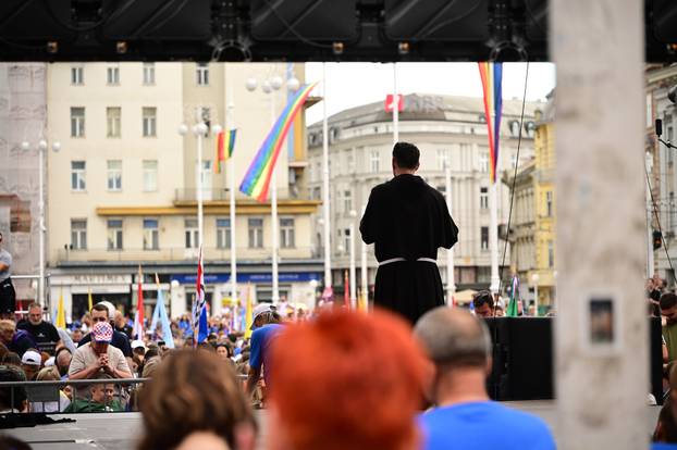 Zagreb: Dolazak hodočasnika Antunovskog hoda na Trg bana Josipa Jelačića