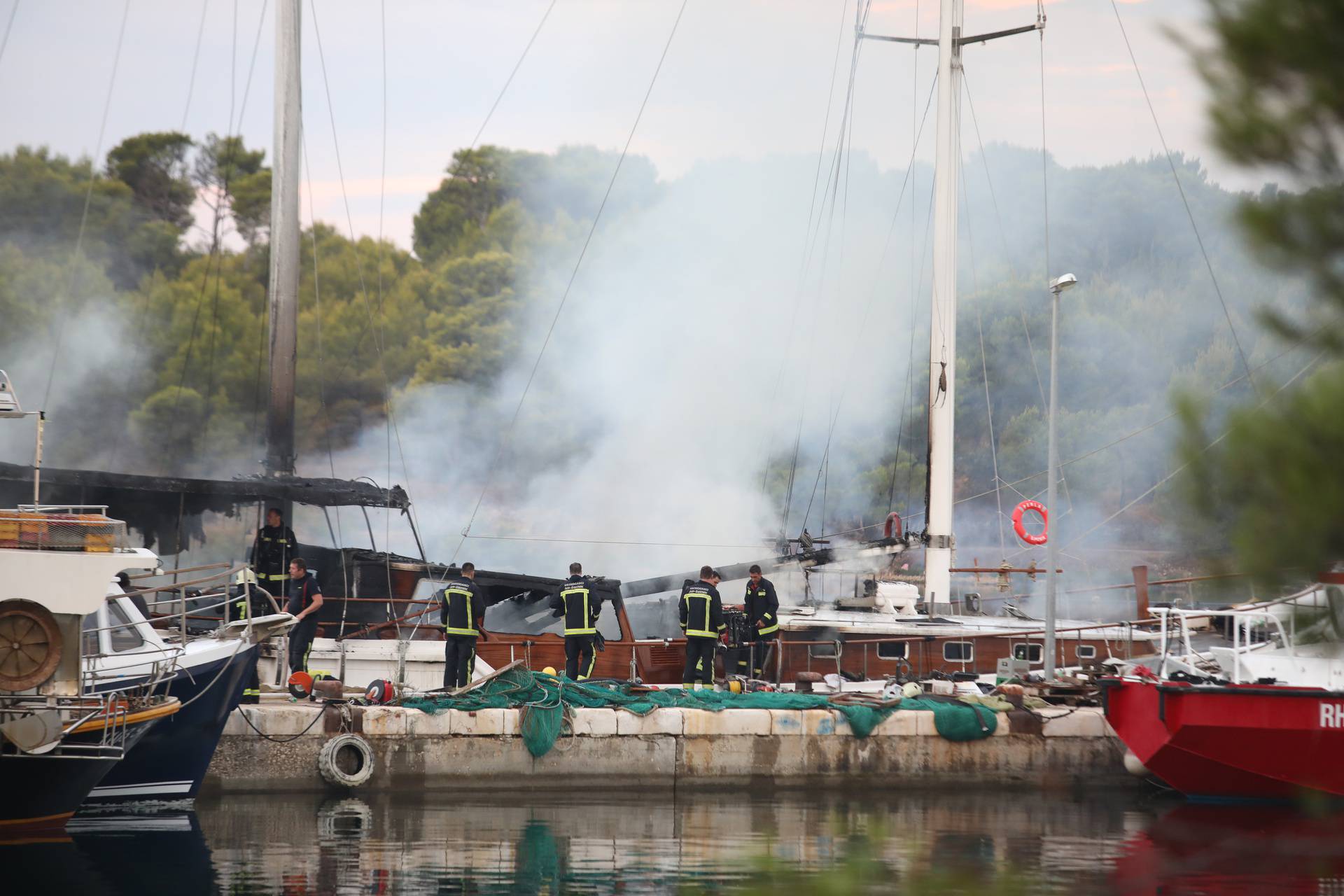 Šibenik: Izbio požar na turističkom jedrenjaku, očevid u tijeku