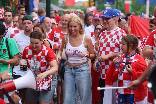 SP 2026 Philadelphia: Navijači se okupljaju prije razvijanja hrvatske zastave uoči utakmice s Ganom