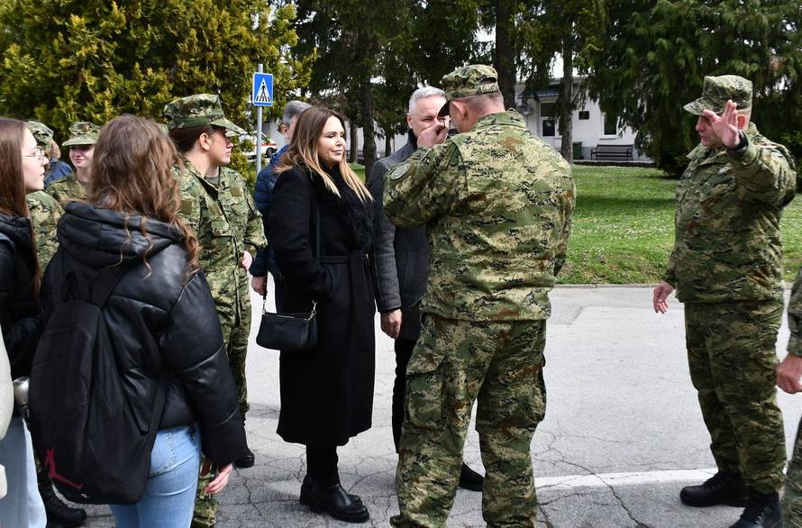 Na svečanoj prisegi ročnika u Požegi pozornost je privukla Diva Perković, kći pjevača Marka Perkovića Thompsona