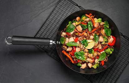 Brzi wok s piletinom i povrćem