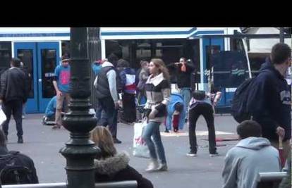 Zafrkanti zalijepili iPhone 5 na trg i gledali ljude kako se muče