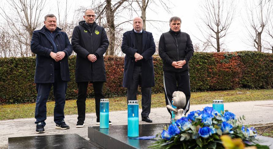 Zagreb: Delegacija GNK Dinamo zapalila svijeće uz grob Zlatka Cice Kranjčara povodom obljetnice njegove smrti