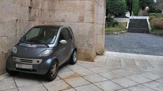 Netko je u Splitu parkirao auto u Dioklecijanovoj palači! 'Nek plati sad i spomeničku rentu'