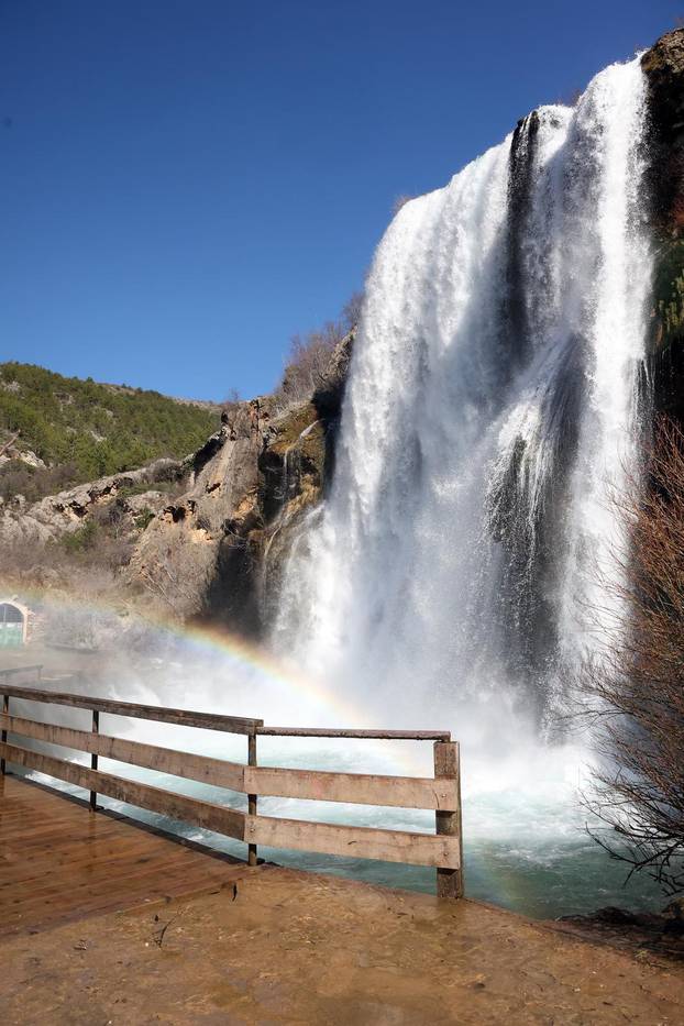 Knin: Slap Kr?i?, poznatiji kao Topoljski buk ili Veliki buk ukrašen dugom