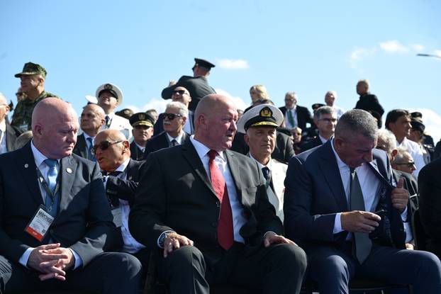 Zagreb: Uzvanici iz lože prate svečani vojni mimohod u povodu 30. obljetnice VRO Oluja