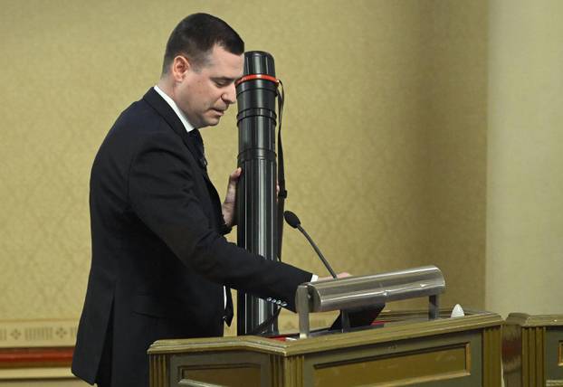 Zagreb: Herman za govornicu u Skupštini izašao s prometnim stupićem, Klisović pomislio da je bazuka