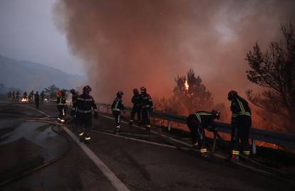 FOTO  Vatrogasci u paklu požara diljem Dalmacije: Herojski gasili cijelu noć, dolazili i iz Zagreba