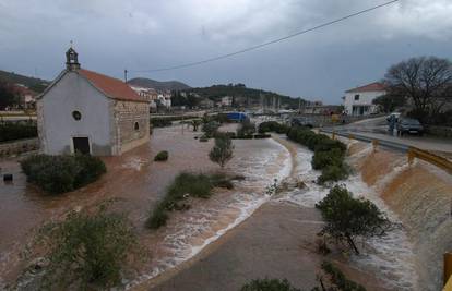 Kiša potopila kuće i kafiće u Marini nedaleko Trogira