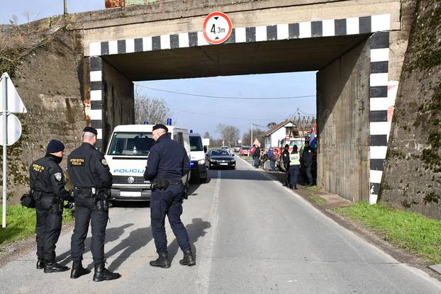 Sve više prosvjednika s traktorima okuplja se u blizini graničnog prijelaza Slavonski Šamac