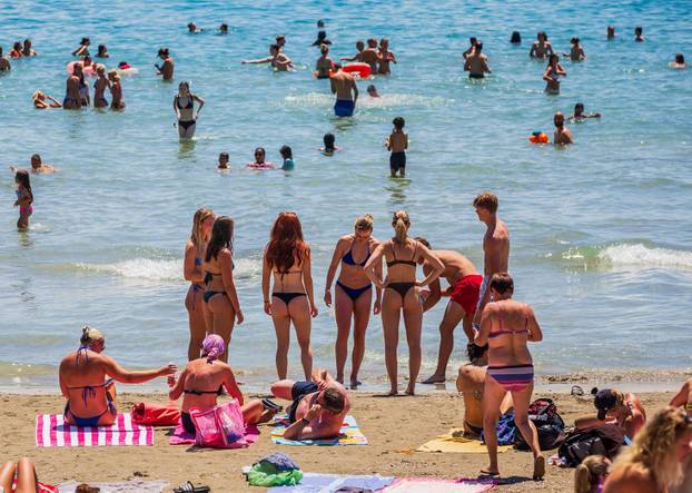 Split: Kupači na plaži Bačvice