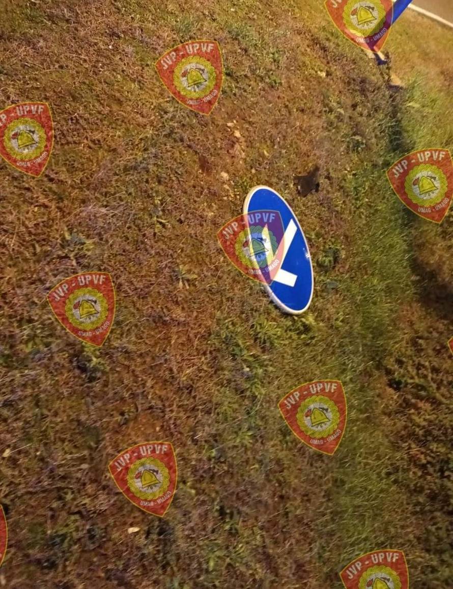 Kaos kod Umaga:  Vozač pokosio znakove, sletio autom na bok pa pobjegao s mjesta nesreće