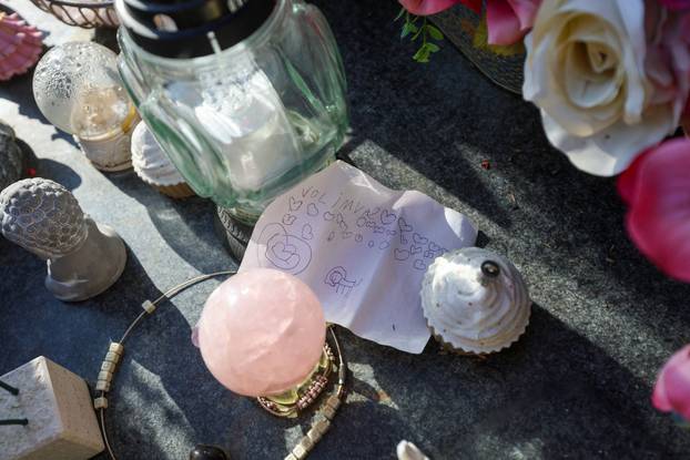 Zagreb: Grob obitelji ukrašen raznim figuricama Noći vještica