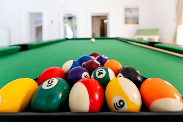 FOTO Ovaj predivan kameni dvorac s bazenom se prodaje za manje od 2 milijuna eura!