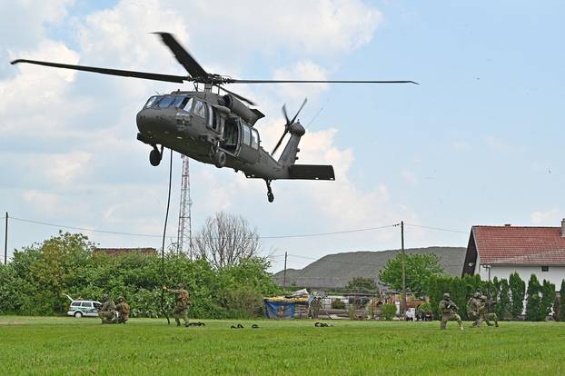 FOTO Pogledajte vježbe HV-a i policije u Okučanima: Borbe, eksplozija i skok padobranom!