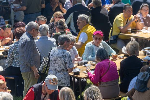 Osijek. Podjela graha na lijevoj obali Drave na Praznik rada
