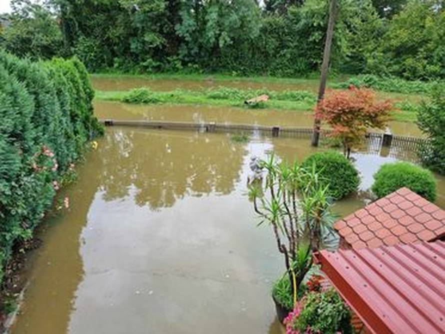 Mura dosegla rekordni vodostaj u Murskom Središću:  'Pumpama za vodu spašavamo kuću...'