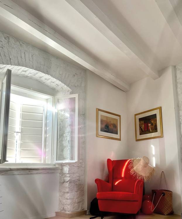 Zavirite u luksuzne kuće naših slavnih: Hauser uživa kraj Pule, Nina Badrić mir našla na Hvaru