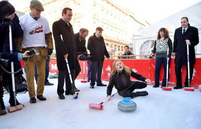 Popadali kao kruške: Petir na curlingu završila na stražnjici