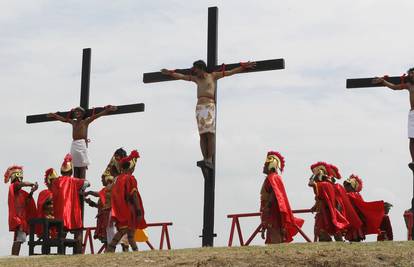 'Čišćenje duše': Fanatike na Filipinima pribili su na križeve