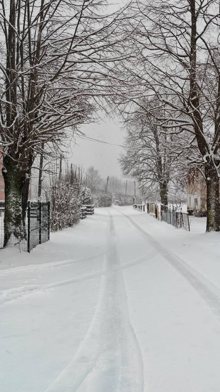 'Ovo je okupljanje ljubitelja ljetnih guma!': Zabijelilo kod Splita, na cesti nastao kaos