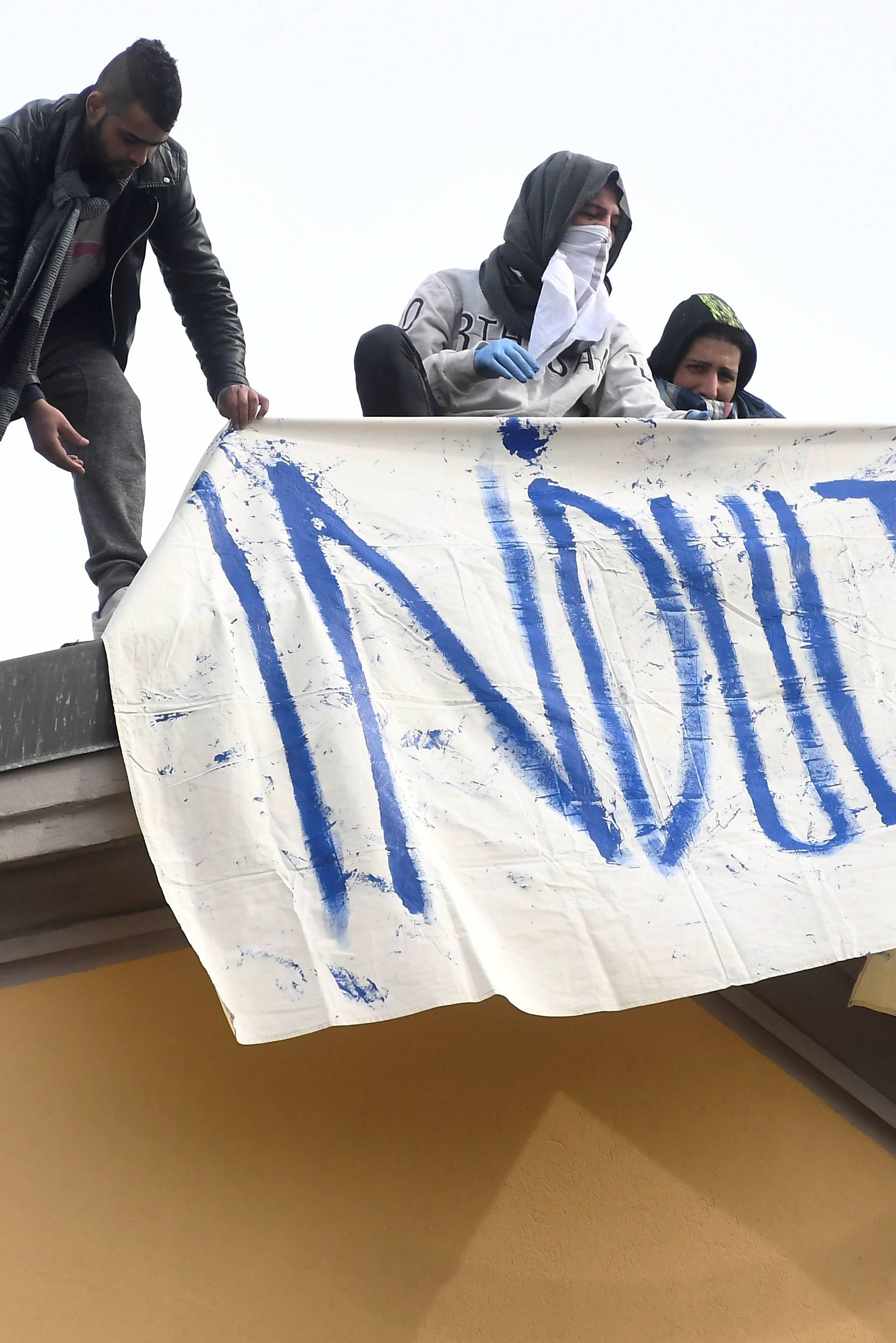 Totalni kaos u Italiji: Ispred zatvora mlate se s policijom