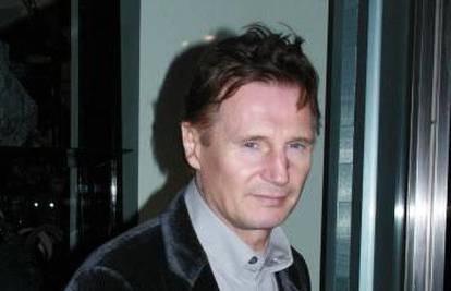 Liam Neeson: Uz zgodne cure lakše podnosim bol na setu...