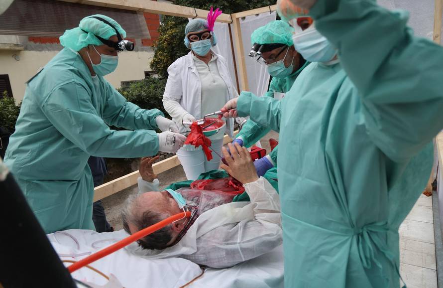 Kaštel Kambelovac: Održan Kambelovski krnjeval i zapaljen krnje “ Yugo”