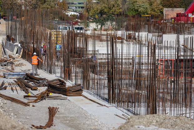 Postavljen peti nosivi stup za sjevernu tribinu na stadionu u Kranj?evi?evoj