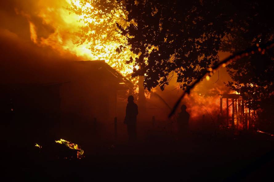 storyeditor/2026-07-24/2026-07-23t221123z-978649721-rc2xjmafrje8-rtrmadp-3-europe-weather-france-wildfire.jpg
