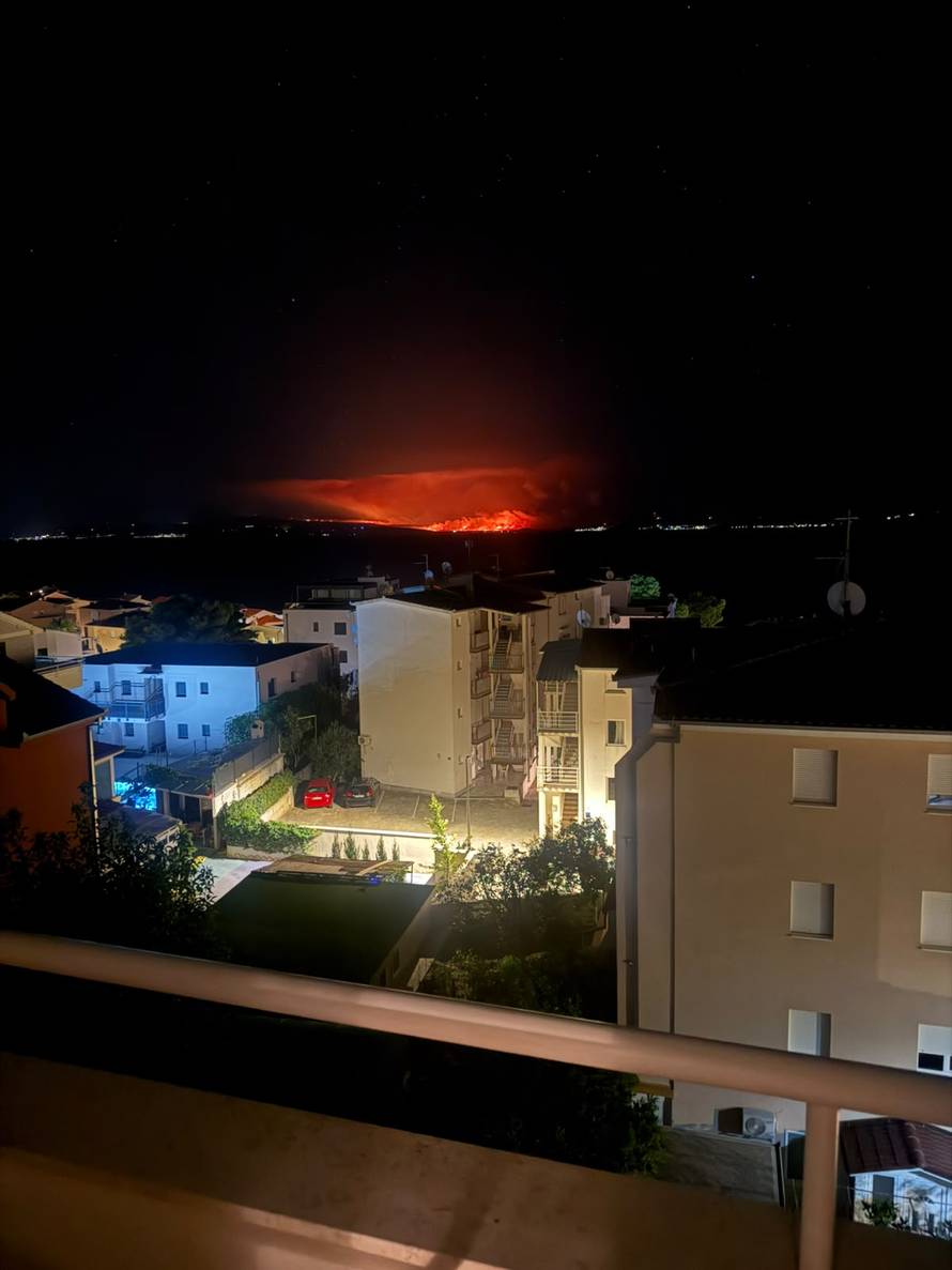 POŽAR NA BRAČU OPET BUKTI Iznad Milne ponovno se digao plamen, šalju i dva kanadera!