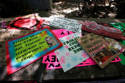 Stotine fanova došlo je podržati pop zvijezdu ispred suda u Los Angelesu: 'Pravda za Britney'