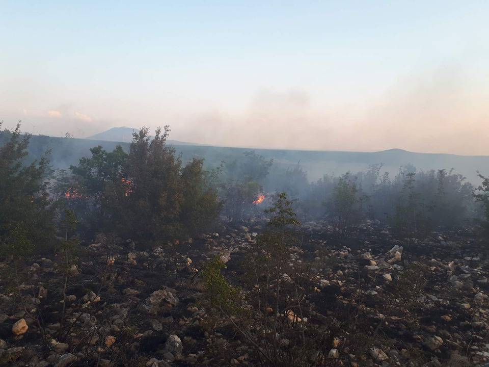 Vojska se uključila: Čak sedam kanadera gase požar kod Knina