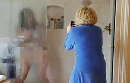 Joan 'upala' kćeri u kupaonu i slikala je golu dok se tuširala