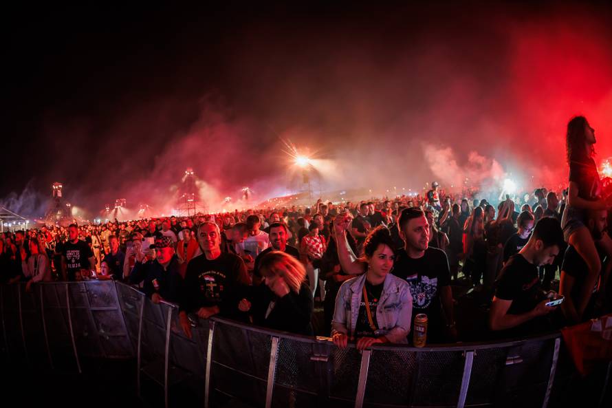 Obožavatelji na velikom koncertu Marka Perkovića Thompsona u Sinju