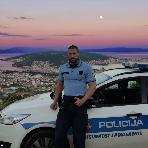 Zavedi me, privedi me! Žene bacile oko na zgodne policajce dok se tresla narko scena...