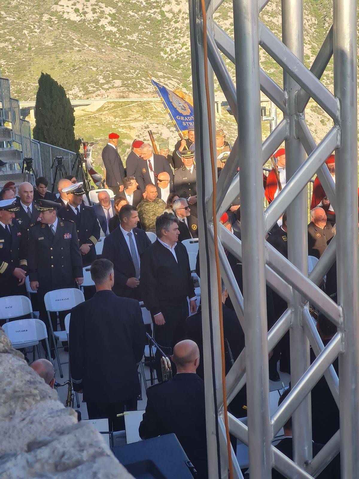 VIDEO Milanović je došao na Klis, Plenković ga nije pozdravio