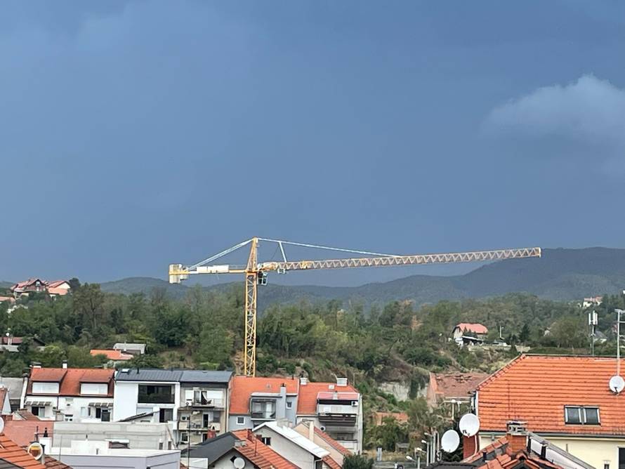 Olujni vjetar otpuhao je krov sa staračkog doma u Gornjoj Bistri!